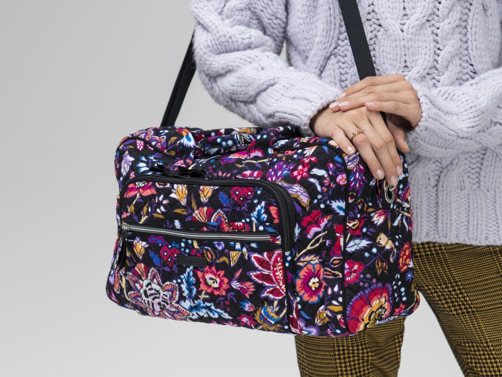 woman holding bag by her hip