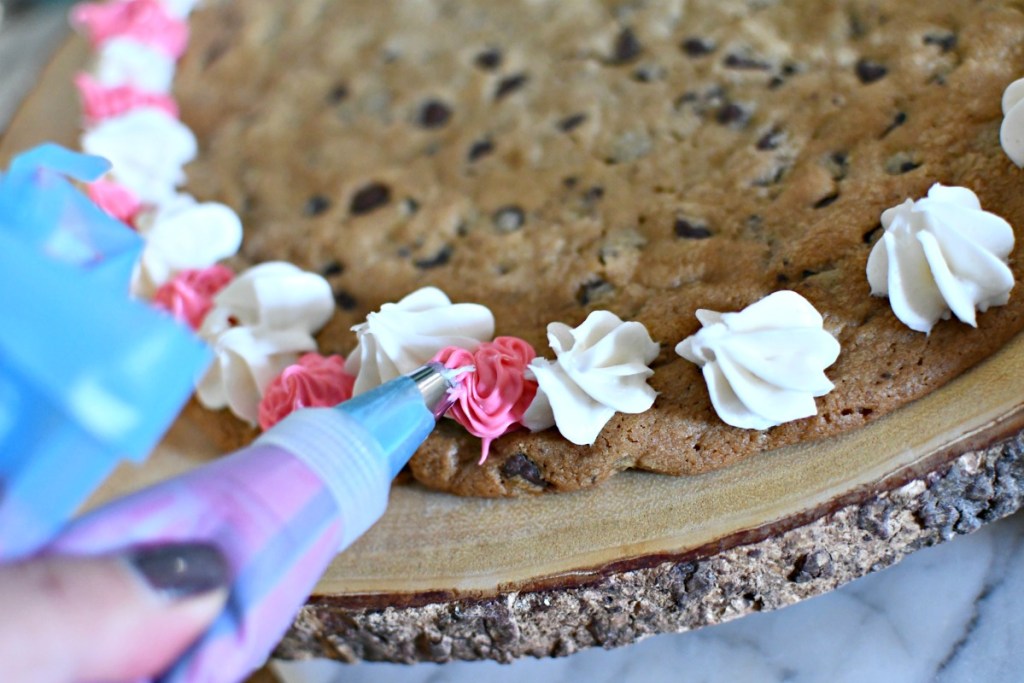 decorating cookie cake with frosting a pastry bags
