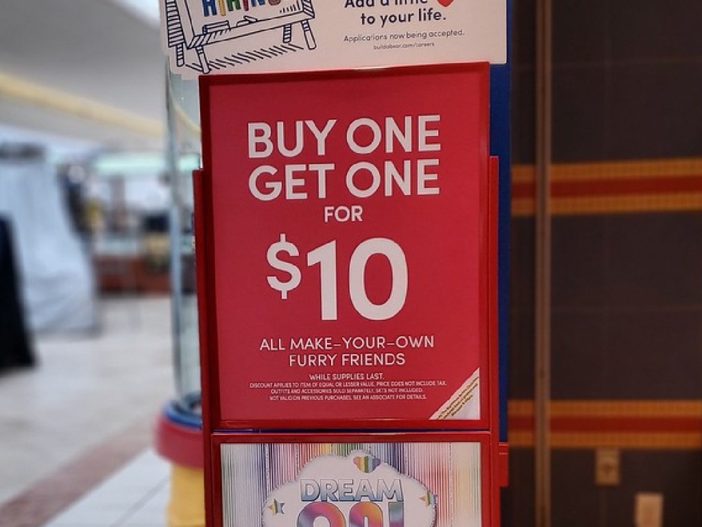 mall sign outside mall store