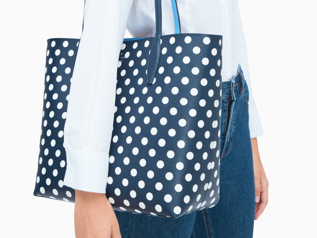 woman with blue dotted purse