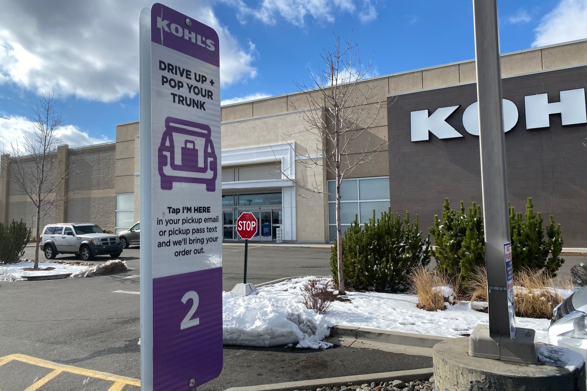 kohls curbside pickup sign in parking lot