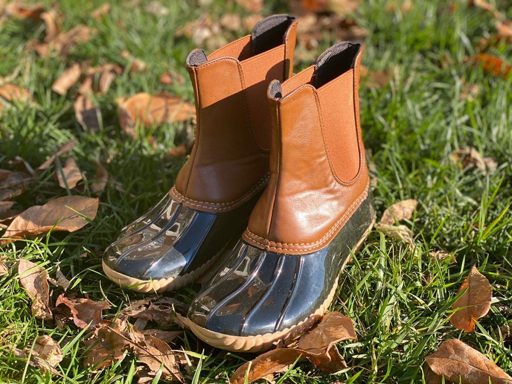 tiosebon duck boots in grass with leaves