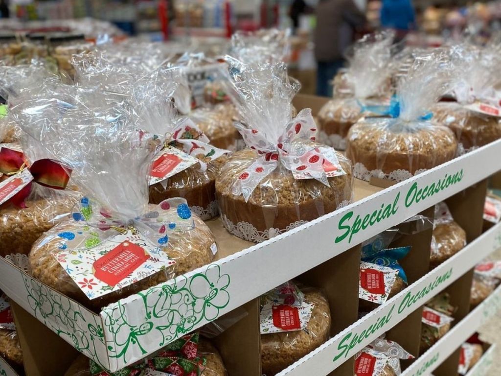 Display of Cinnamon Streusel cakes Wrapped up for Christmas
