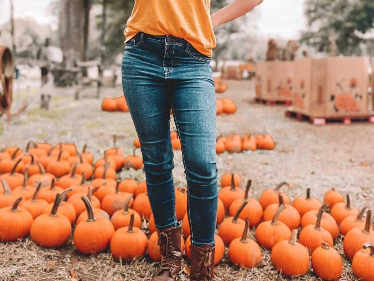 girl wearing Universal Threads Jeans