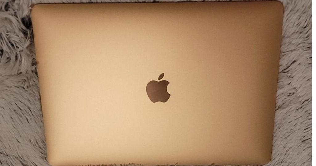 Apple MacBook Air 13.3" Gold closed