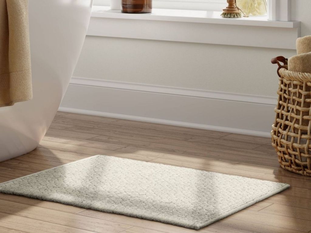 Room Essentials Chenille Bath Mat (1)