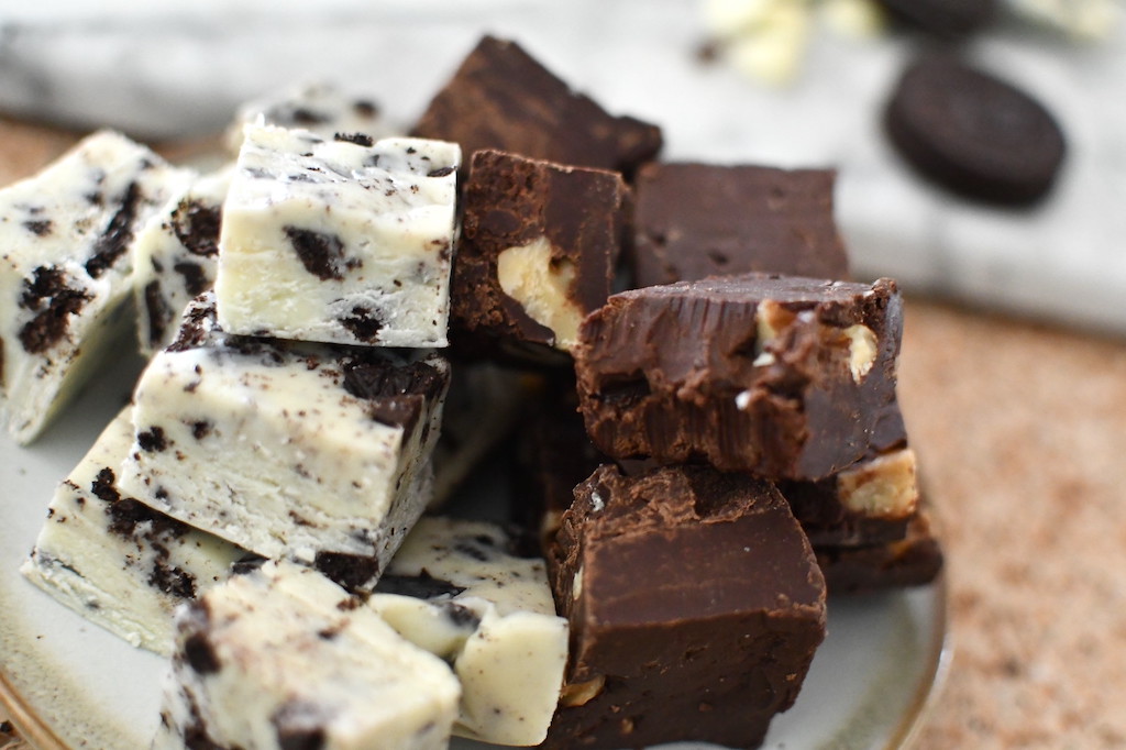 microwave chocolate and oreo fudge on plate 