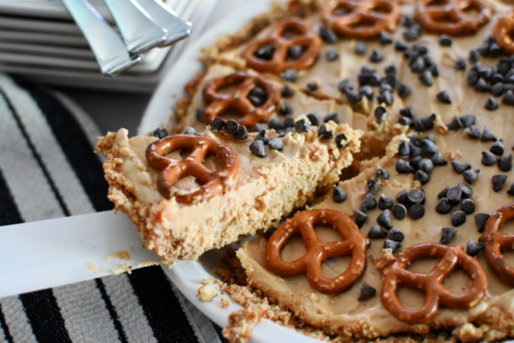 slicing a peanut butter pie