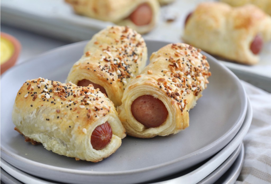 plate of everything bagel pigs in a blanket