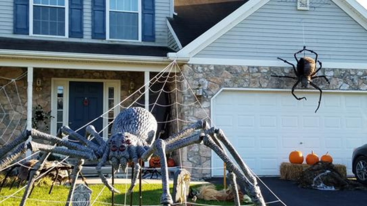 spider decoration in front yard