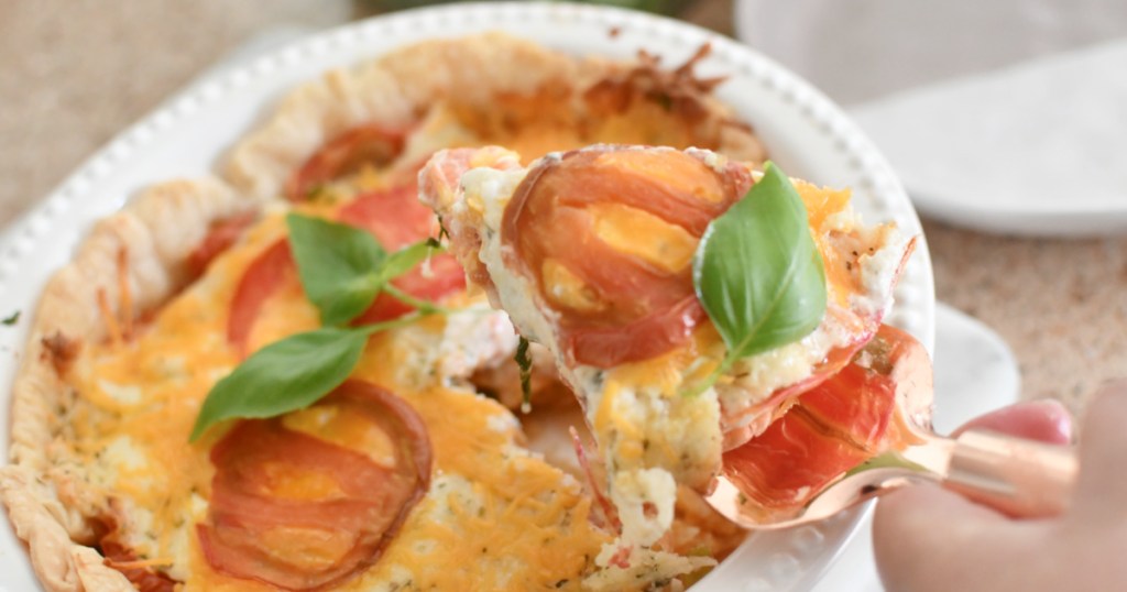 slicing a tomato pie