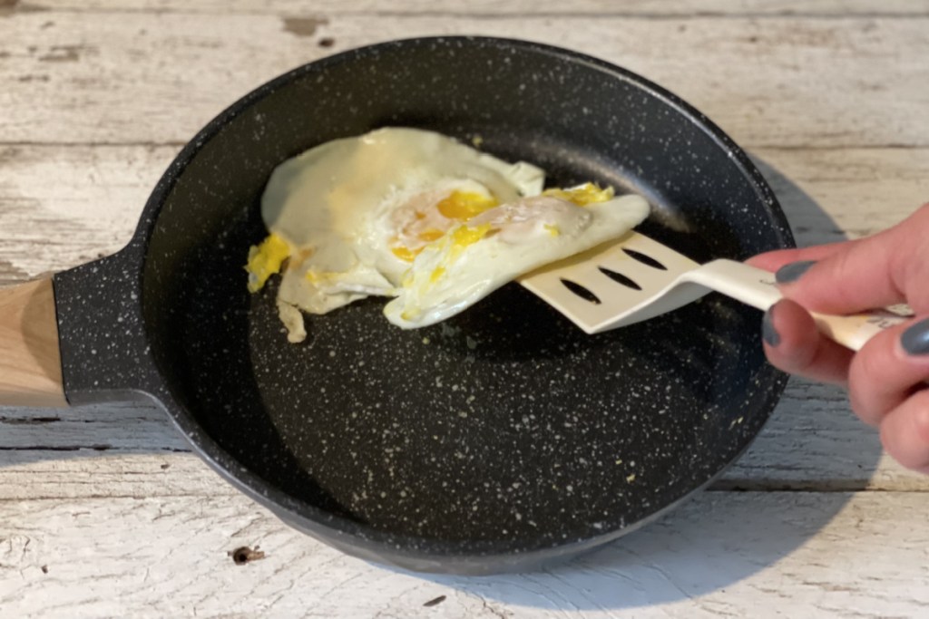 YIIFEEO pan with fried egg on top