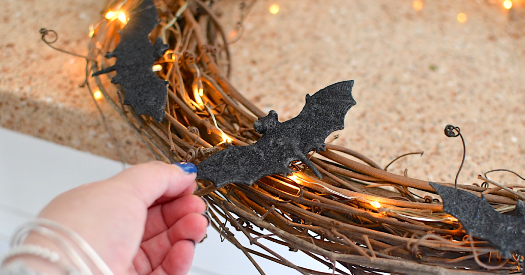 making bat Halloween wreath 