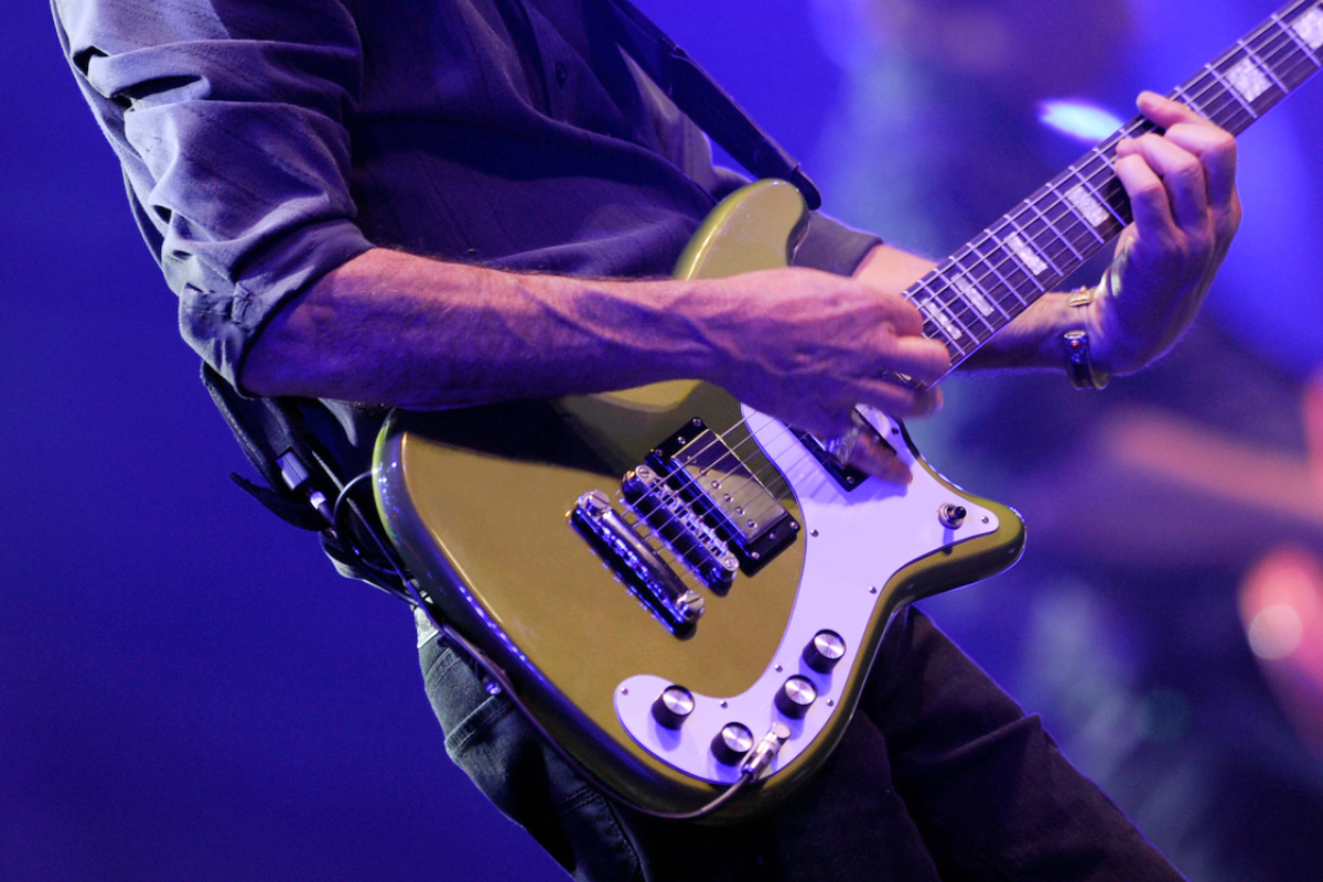 musician playing guitar free things to do at disney world