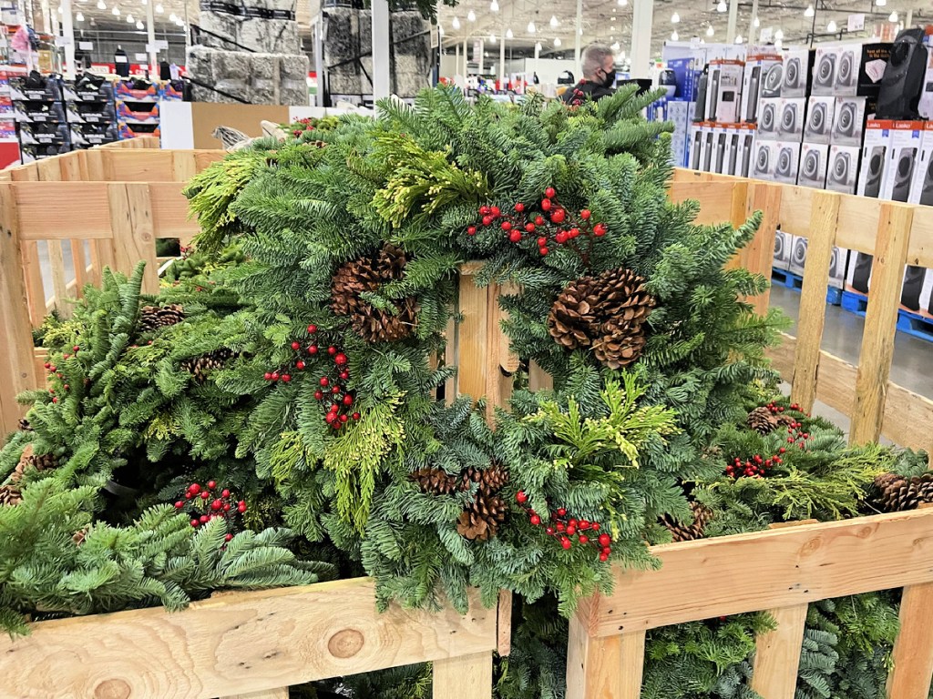 28" Christmas Mixed Wreath