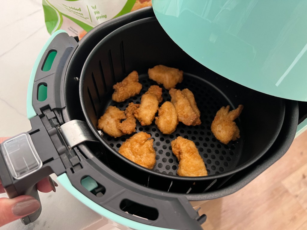 3 quart dash air fryer with chicken nuggets