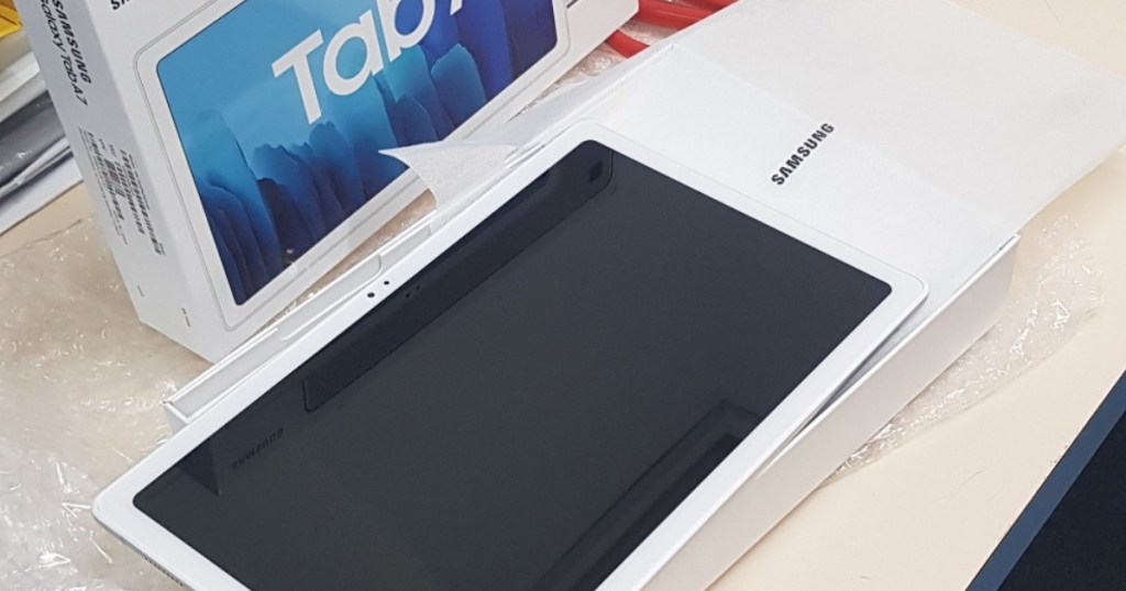 samsung galaxy tab a7 near box