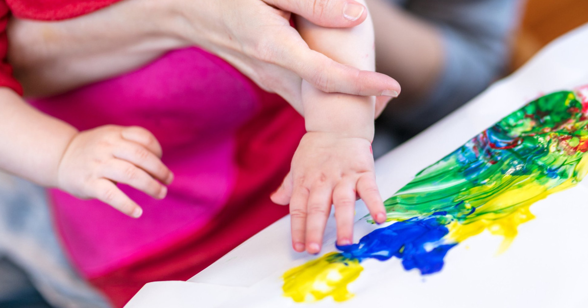 Crayola My First Fingerpaint Kit, Washable Paint Set, 14 Pieces