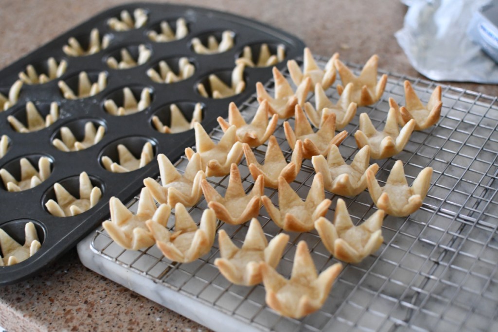 using pie crust to make mini tarts in a muffin pan