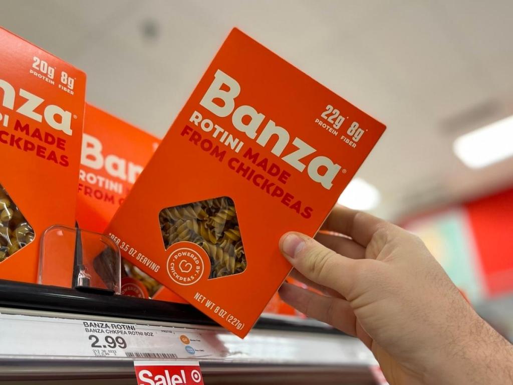 hand holding banza rotini pasta in store