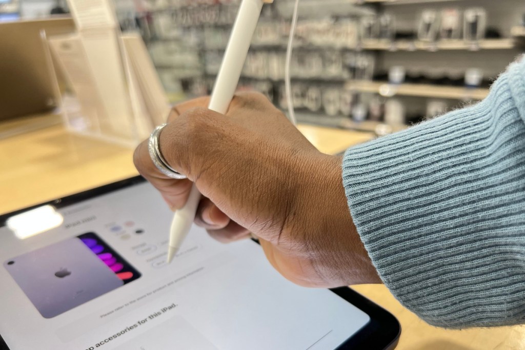 Hand using Apple pencil on iPad