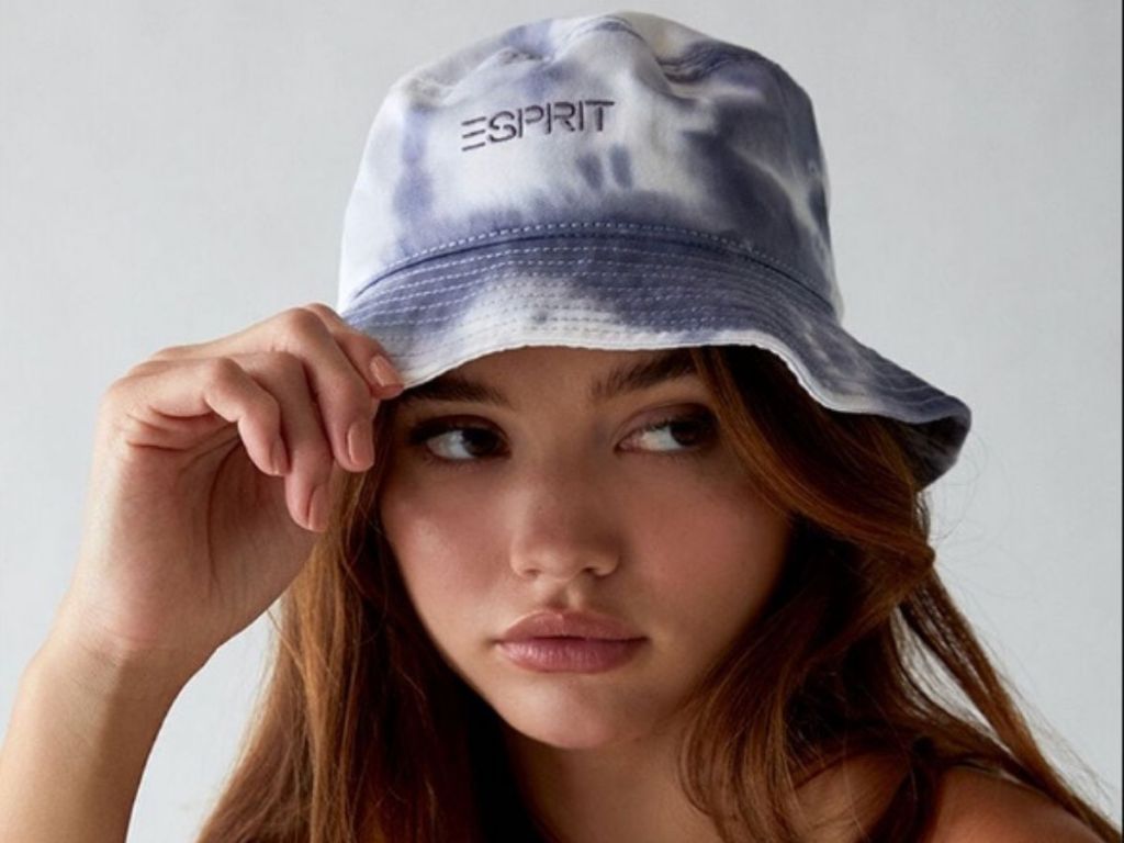 woman wearing an Espirit hat