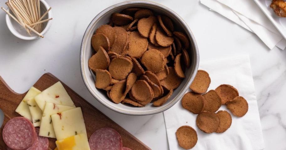 bowl of Gardetto's Roasted Garlic Rye Chips