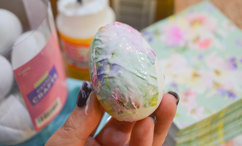 diy decoupage easter egg with napkin strip and mod podge