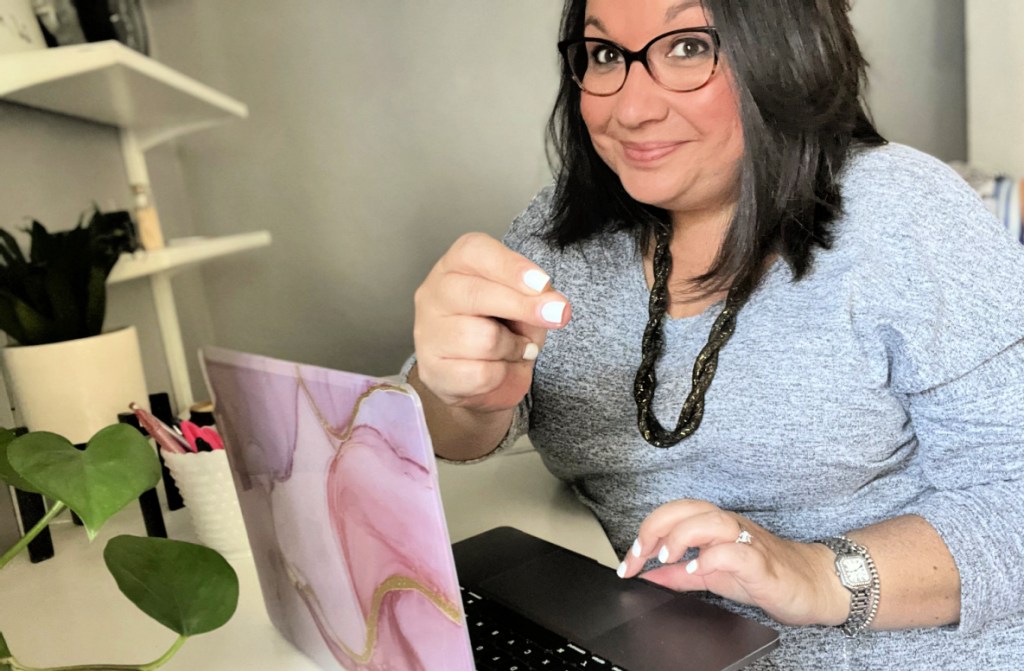 woman snapping at the computer