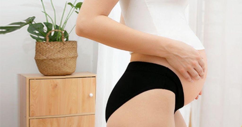 woman wearing black Innersy women's maternity underwear