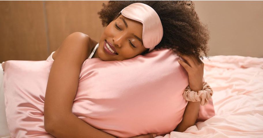 Woman hugging a Yanibest pink satin pillowcase