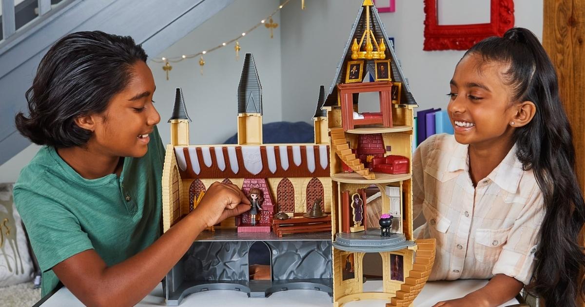 kids playing with Wizarding World Harry Potter Magical Minis Hogwarts Castle