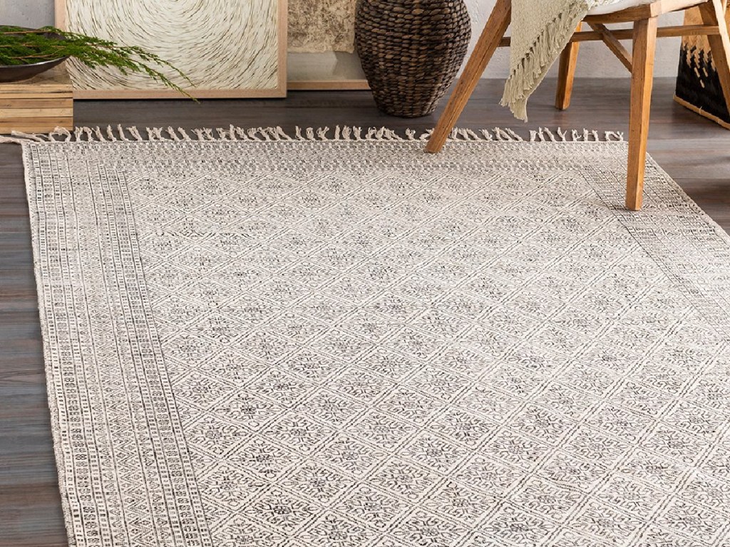 Beige Geometric Handwoven Fringe Accent 5'x7' Rug