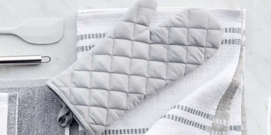 Kohl’s 7-Piece Kitchen Linen Set Just $11.99 Shipped (Reg. $20) – Includes Towels, Oven Mitts, & More