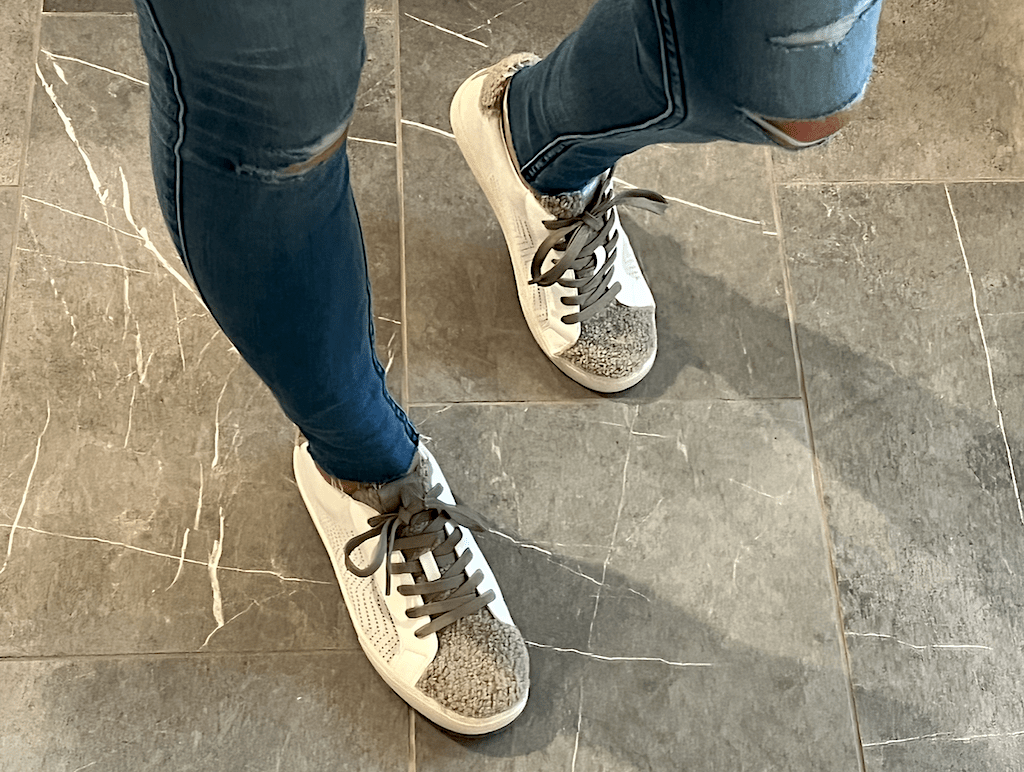 woman wearing skinny jeans and sneakers 