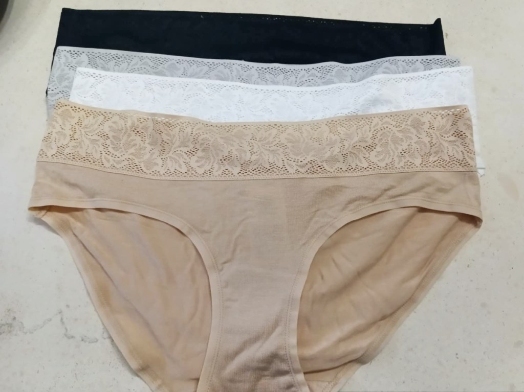 4 pairs of underwear with lace trim