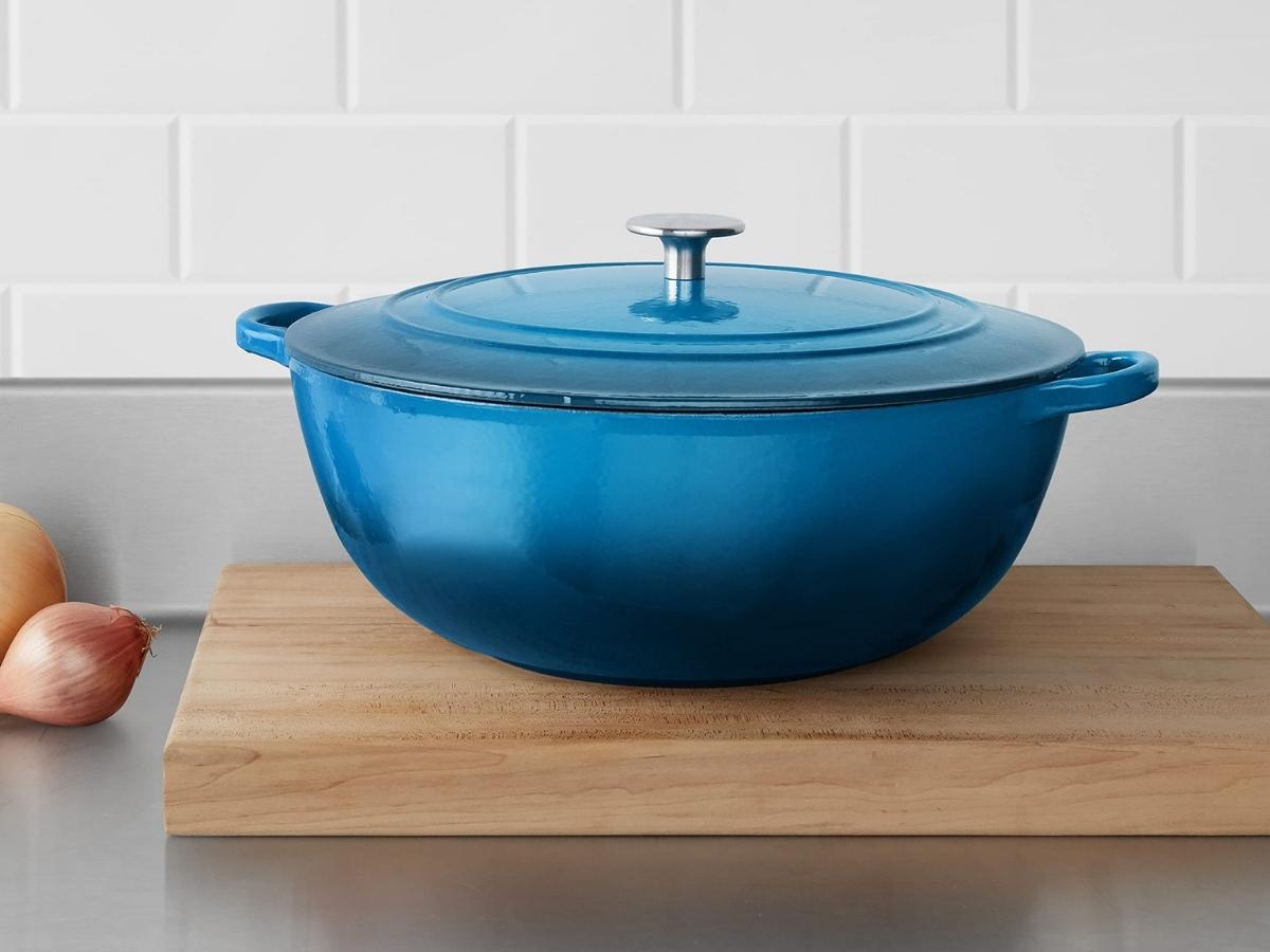 AmazonCommercial 7.5-Quart Enameled Cast Iron Covered Braiser in Blue