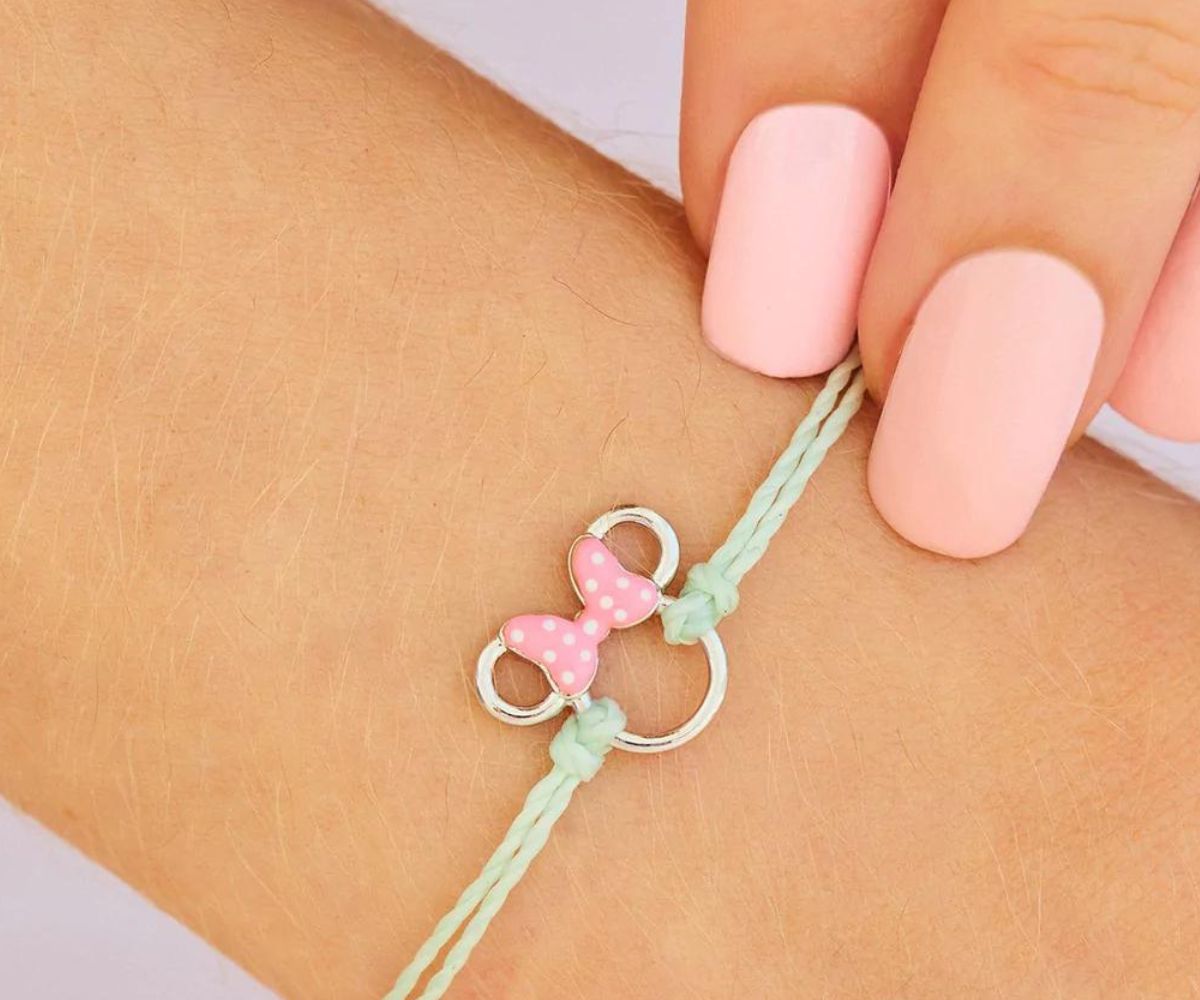 DIsney Minnie outline with pink bow charm with winterfresh bracelet