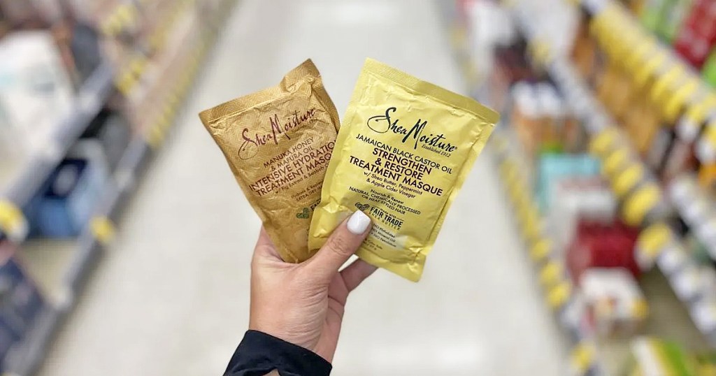 hand holding two sheamoisture hair mask packets