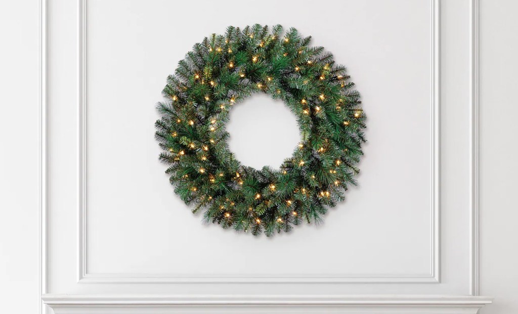 Holiday Living 30-in Pre-lit or Outdoor Green Pine Artificial Christmas Wreath