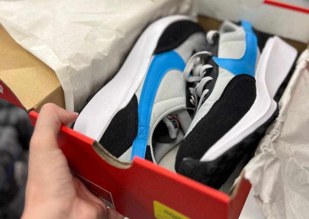 Nike waffle debut mens shoe in a shoes box