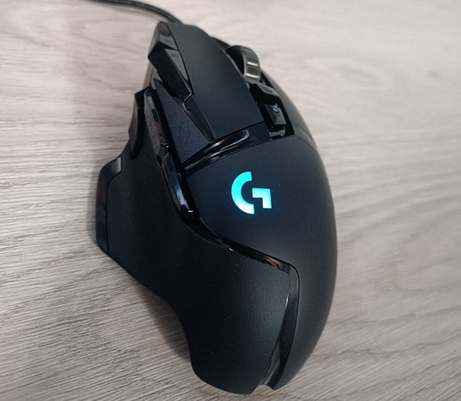 black gaming mouse