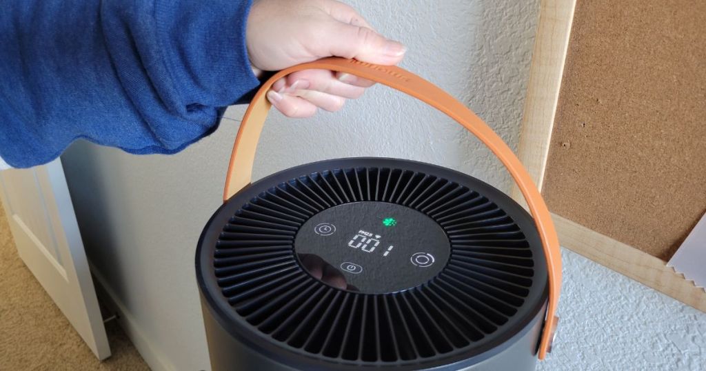 hand holding smartmi air filter