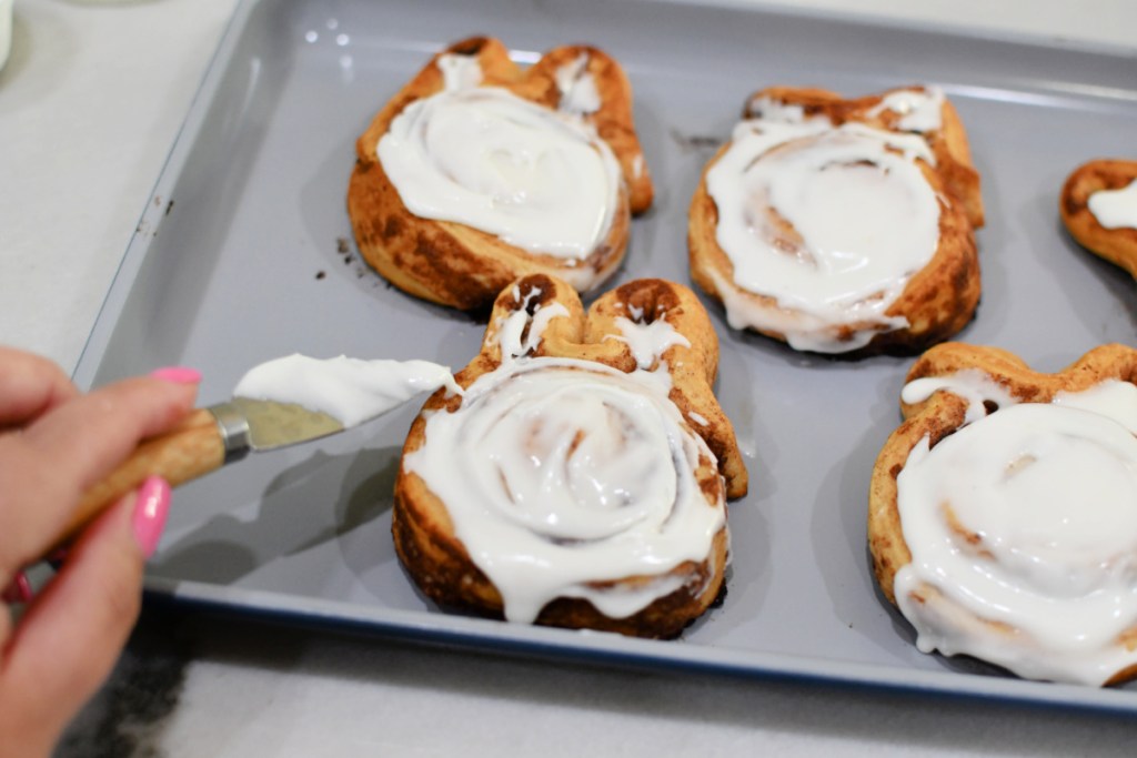 adding frosting to cinnamon rolls after baking