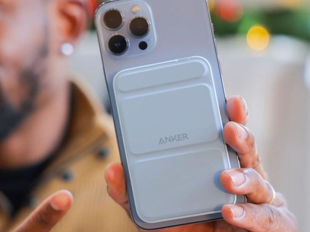 hand holding up an Anker 622 MagGo Magnetic Charger 