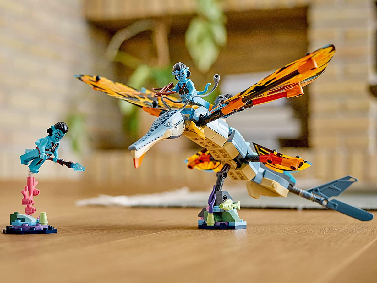 LEGO avatar skimwing set on table