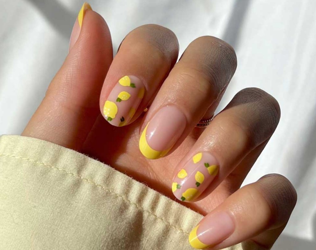 hand wearing lemon printed press on nails