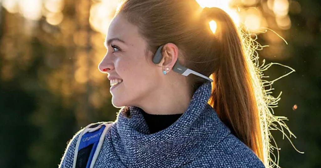 woman wearing gray and black headphones