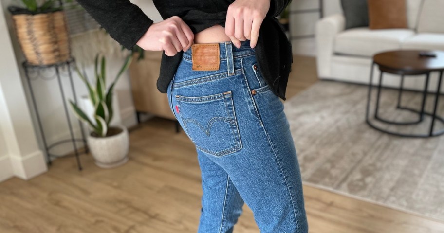 woman wearing levi's jeans