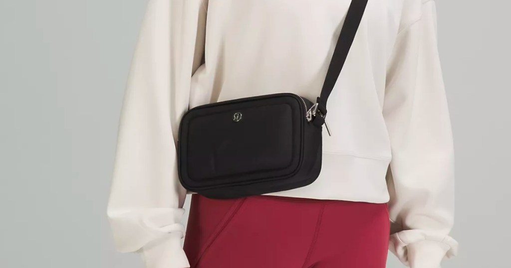 woman wearing lululemon camera bag in black